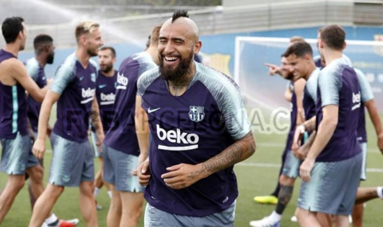 Y así fue como los jugadores del Barcelona le dieron la bienvenida a su nuevo compañero.