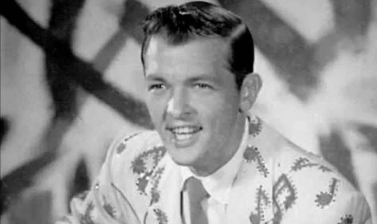 <b>7 - “Jingle Bell Rock” – Bobby Helms</b>Un villancico transformado con el rock de Bobby Helms, lanzado en el año 1957 y que todavía mantiene su relevancia. Aunque se la asocia mucho con la película “Mean Girls” (“Chicas pesadas”), está claro que esta canción es un clásico de las listas musicales de Navidad y es considerada el primer rock and roll navideño, aunque su sonido va más por el lado del rockabilly, un subgénero del rock and roll que surgió en la década de 1950 en el sur de Estados Unidos.