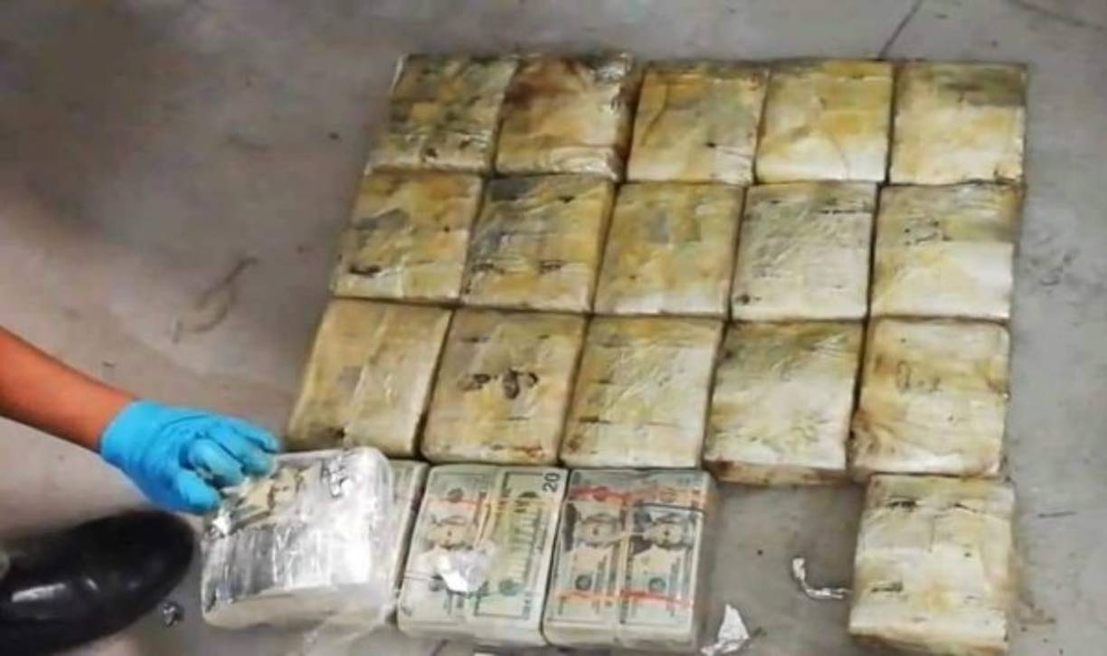 Los 20 paquetes de dólares estaban en un solo espacio dentro del Toyota.