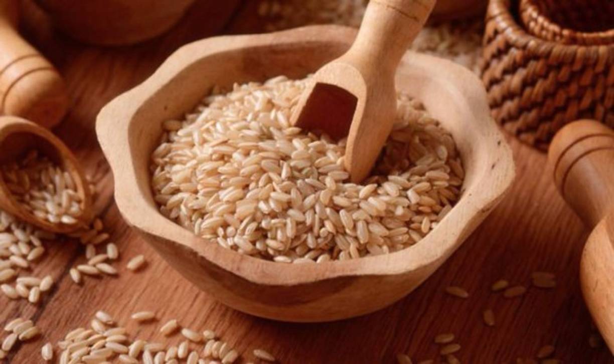 Incorpore a su dieta cereales o arroz integral. Consuma frutas, verduras frescas y alimentos ricos en hierro, así como también beber mucha agua, para eliminar toxinas y combatir la hinchazón.