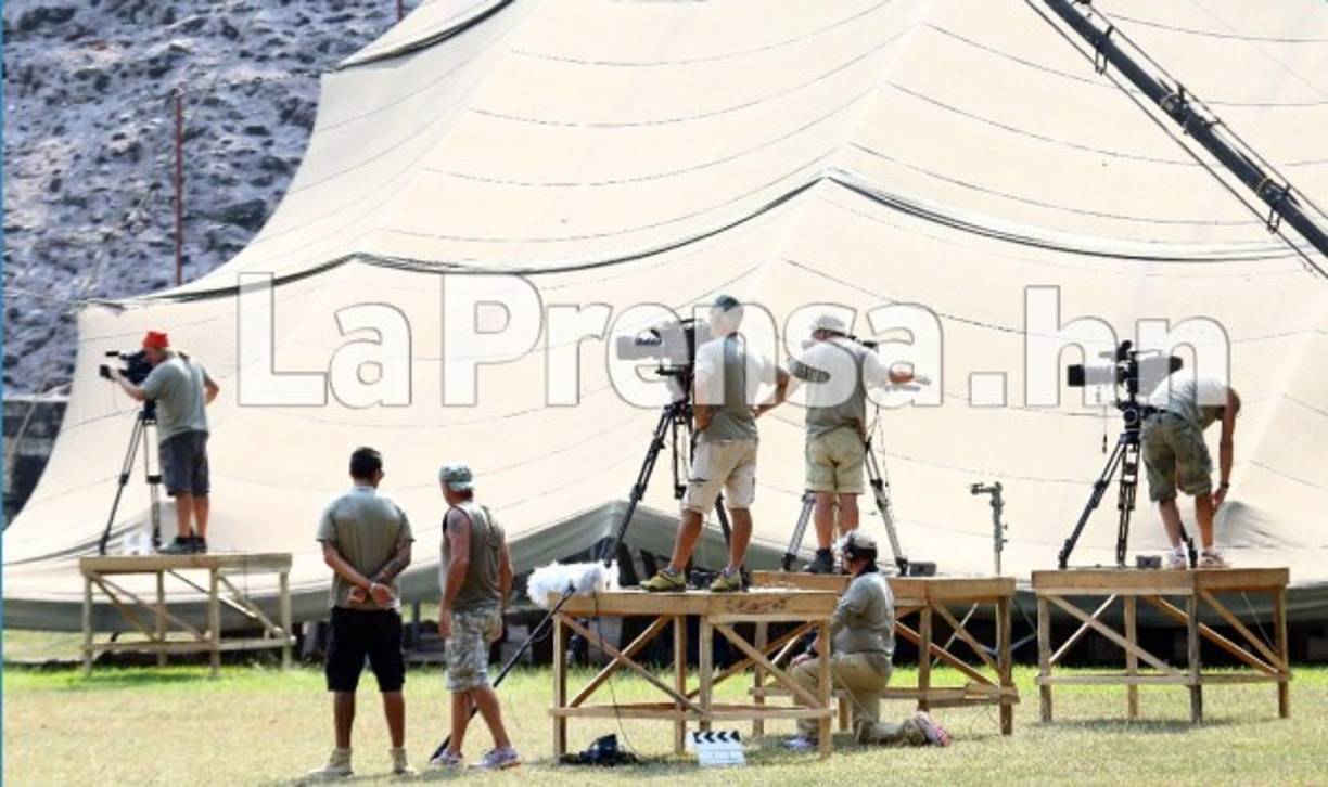 El equipo de producción frente al parasol de la escalinata maya.