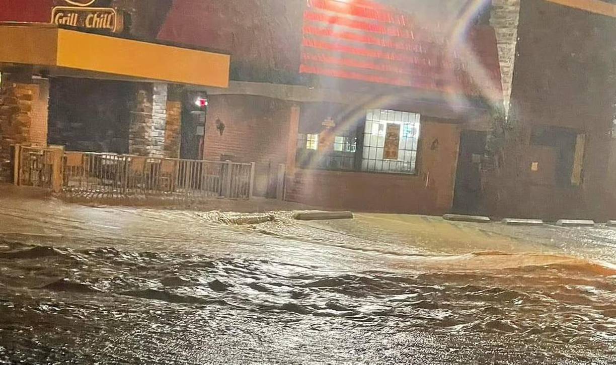 Medios locales han informado que hay una alerta de inundaciones en Kentucky hasta las 15.00 hora local de este jueves (19.00 hora GMT) y que anoche más de 15 centímetros de agua cayeron en la zona de Jackson, en ese estado. 