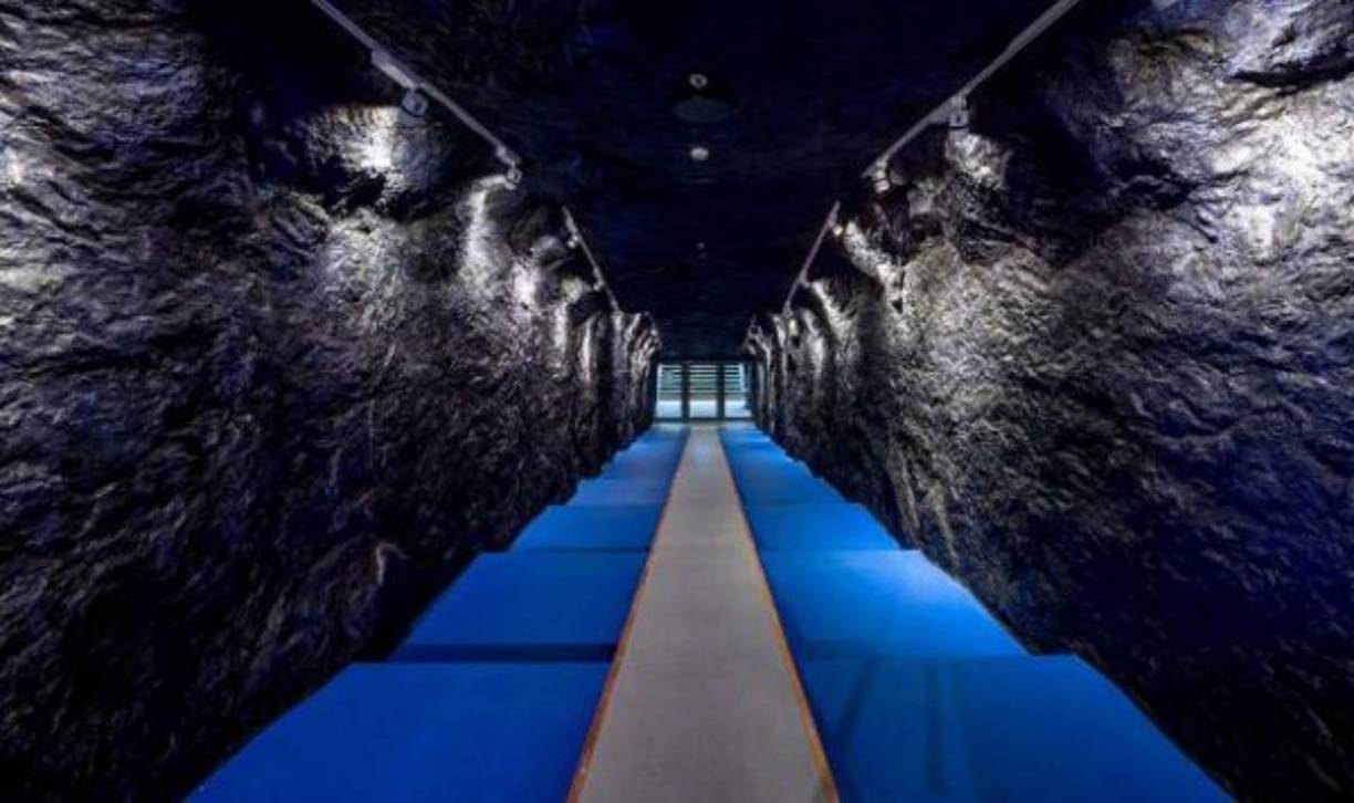 Los estadios tienen ahora un plus y es que en sus túneles para saltar al campo, los equipos tienen una nueva forma de intimidar a los rivales. Comenzamos con el del equipo Shalke 04 de Alemania, una verdadera belleza.