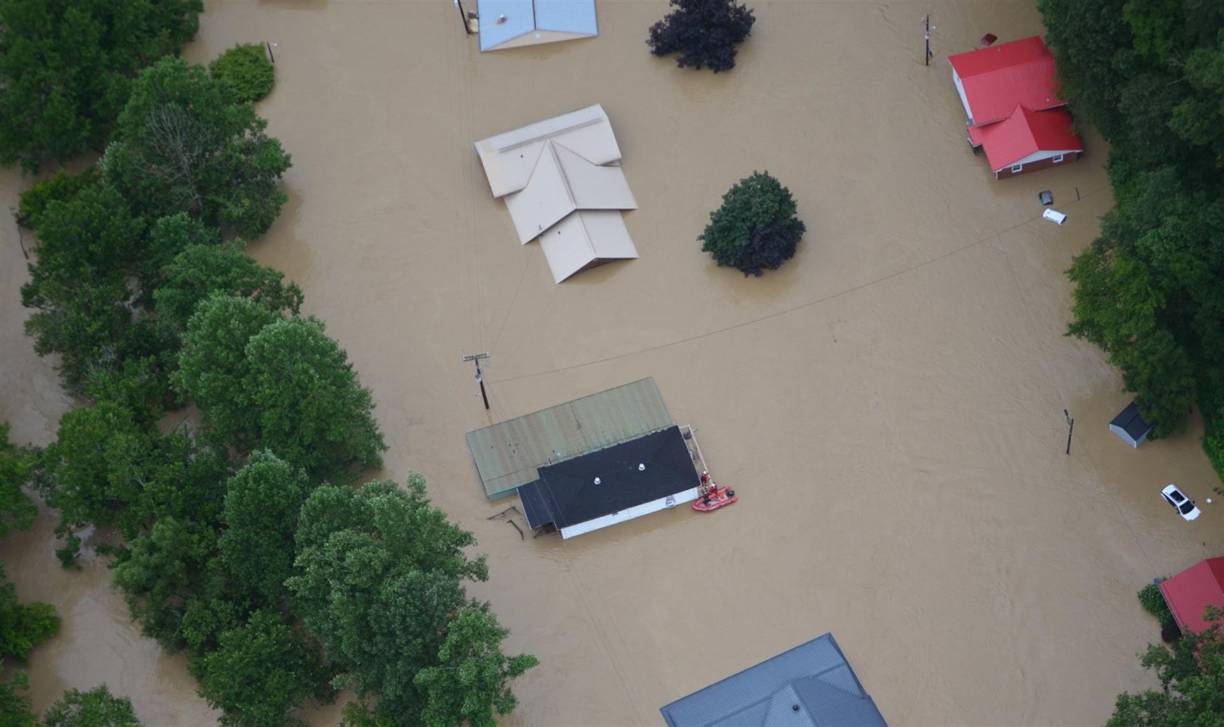 El jueves, el gobernador ya declaró el estado de emergencia en todo el Estado y movilizó a la Guardia Nacional para hacer frente a lo que describió como “una de las peores y más devastadoras” inundaciones de la historia del territorio.