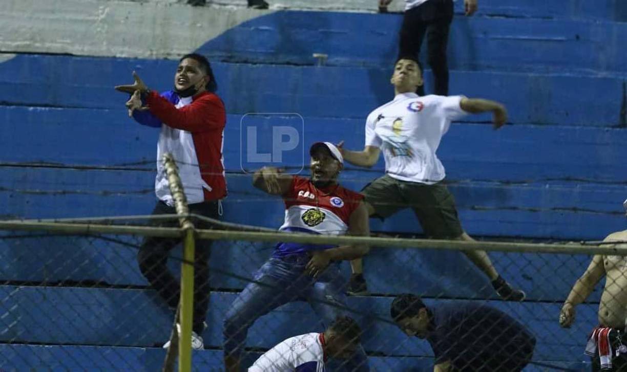 Un enfrentamiento entre las barras de Real España y Olimpia dejó un saldo de al menos 12 heridos .