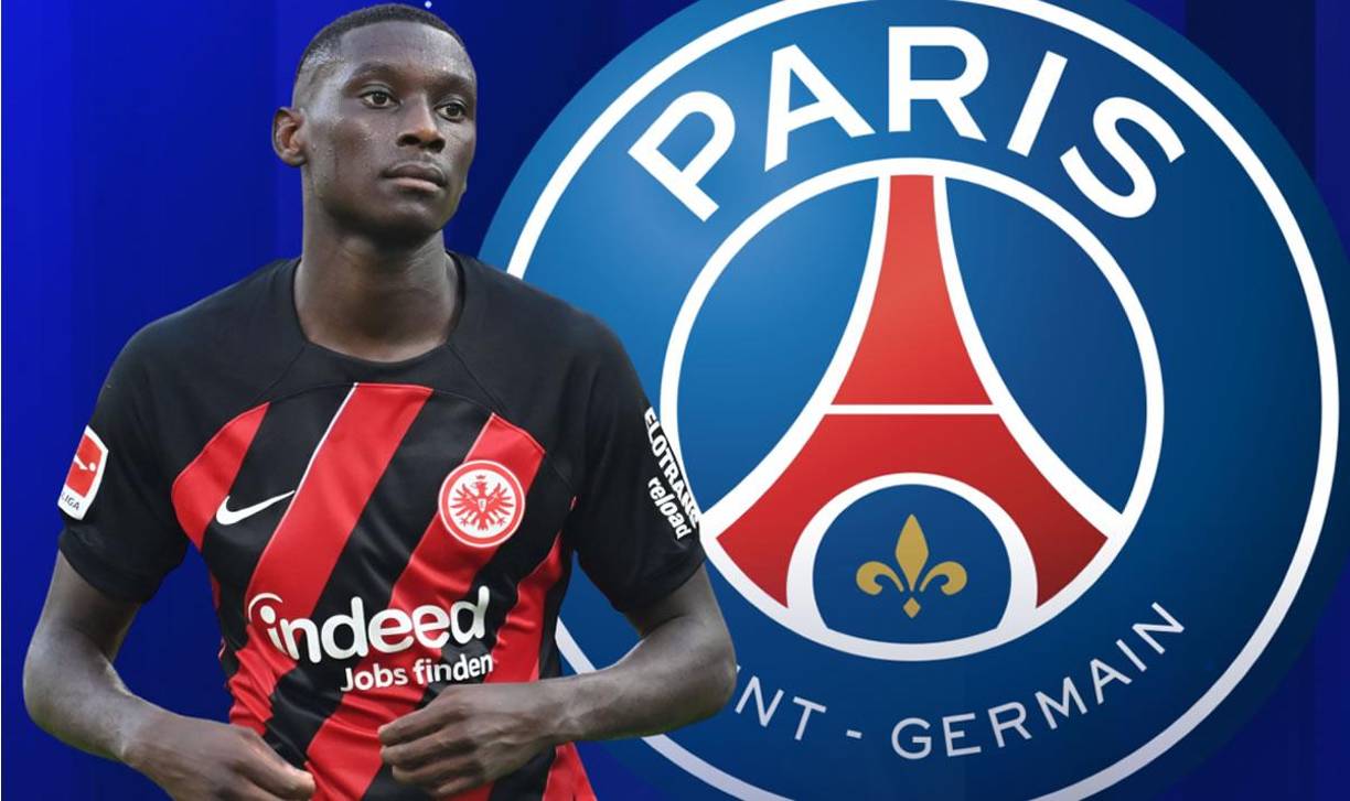 El delantero francés Randal Kolo Muani se encuentra en Francia tras negarse a entrenar con el Eintracht de Frankfurt, forzando así su salida hacia el PSG. Según informa Loïc Tanzi, periodista de L’Equipe, el club francés debería de hacer una última oferta en la que tendría que subir un poco la cantidad para que se termine de llevar a cabo la operación. Además, Nasser Al-Khelaïfi se habría hecho cargo de la operación.