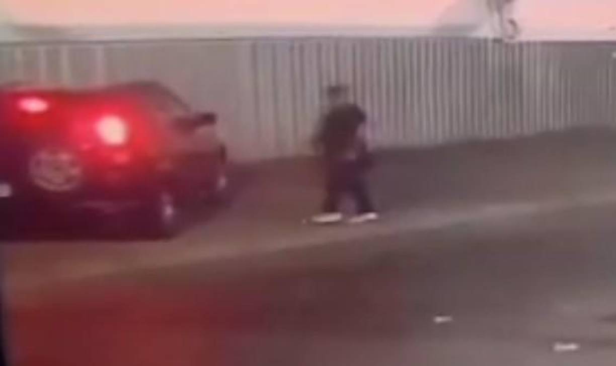 La gente solo se limita a observar al hombre que había salido caminando del bar y luego se sube como si nada pasada.