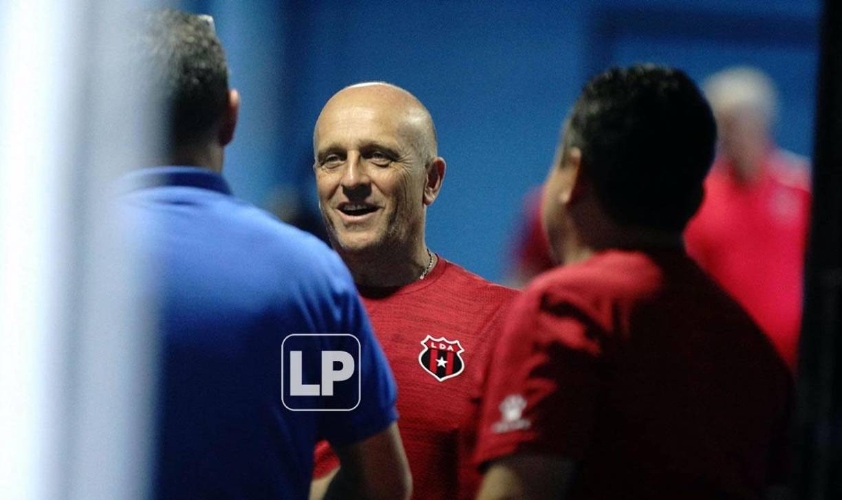 Fabián Coito sí se saludó con el tico Javier Delgado, quien como ya mencionamos, trabajó en el Alajuelense.