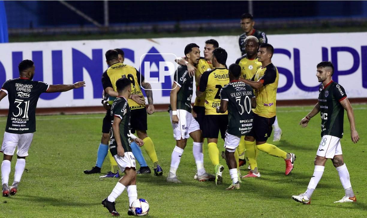 La bronca que se armó en el campo tras una criminal entrada de Mayron Flores contra el argentino Juan Viayra, quien no pudo seguir y se fue lesionado.