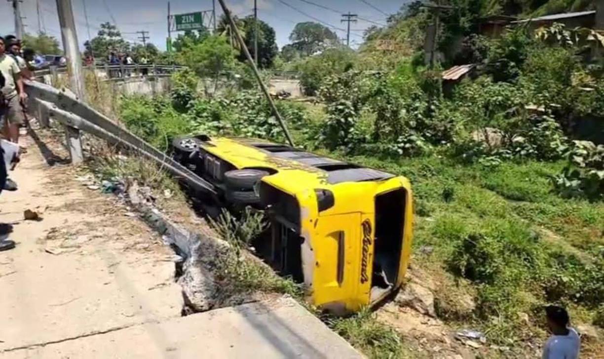 Según reportes, al menos 10 personas resultaron heridas tras el aparatoso percance carretero. 