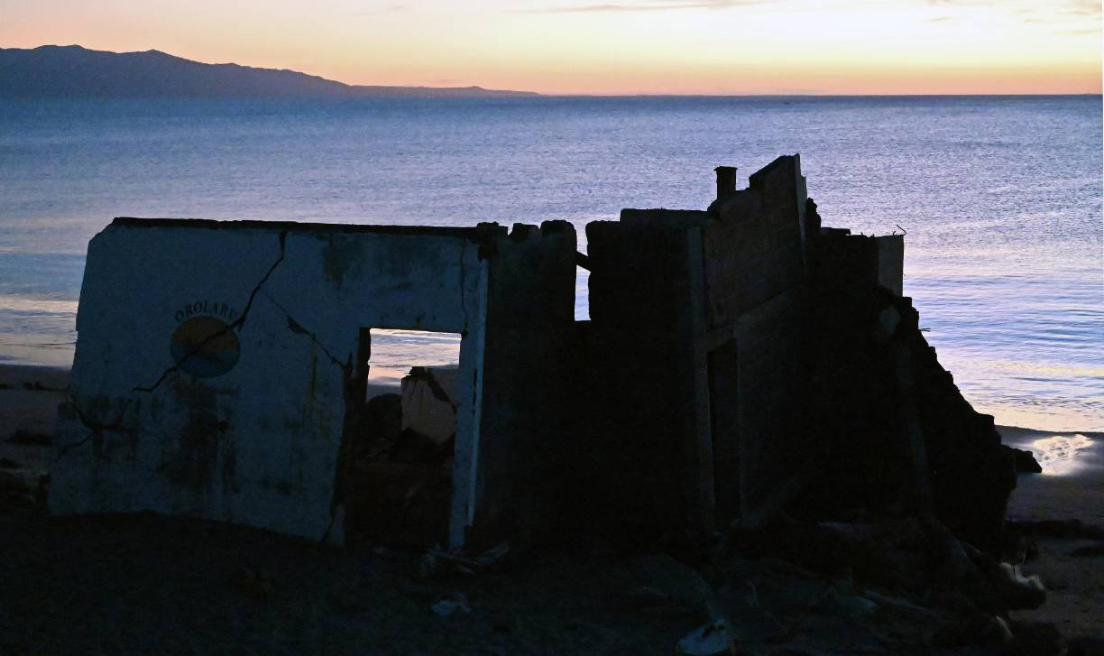 “El mar viene avanzando”, lamenta Telma Yadira Flores, un ama de casa de 40 años, quien perdió su vivienda de concreto el año pasado y ahora vive en una maltrecha casa de tablas, cuya cocina tiene como piso la arena de la playa.