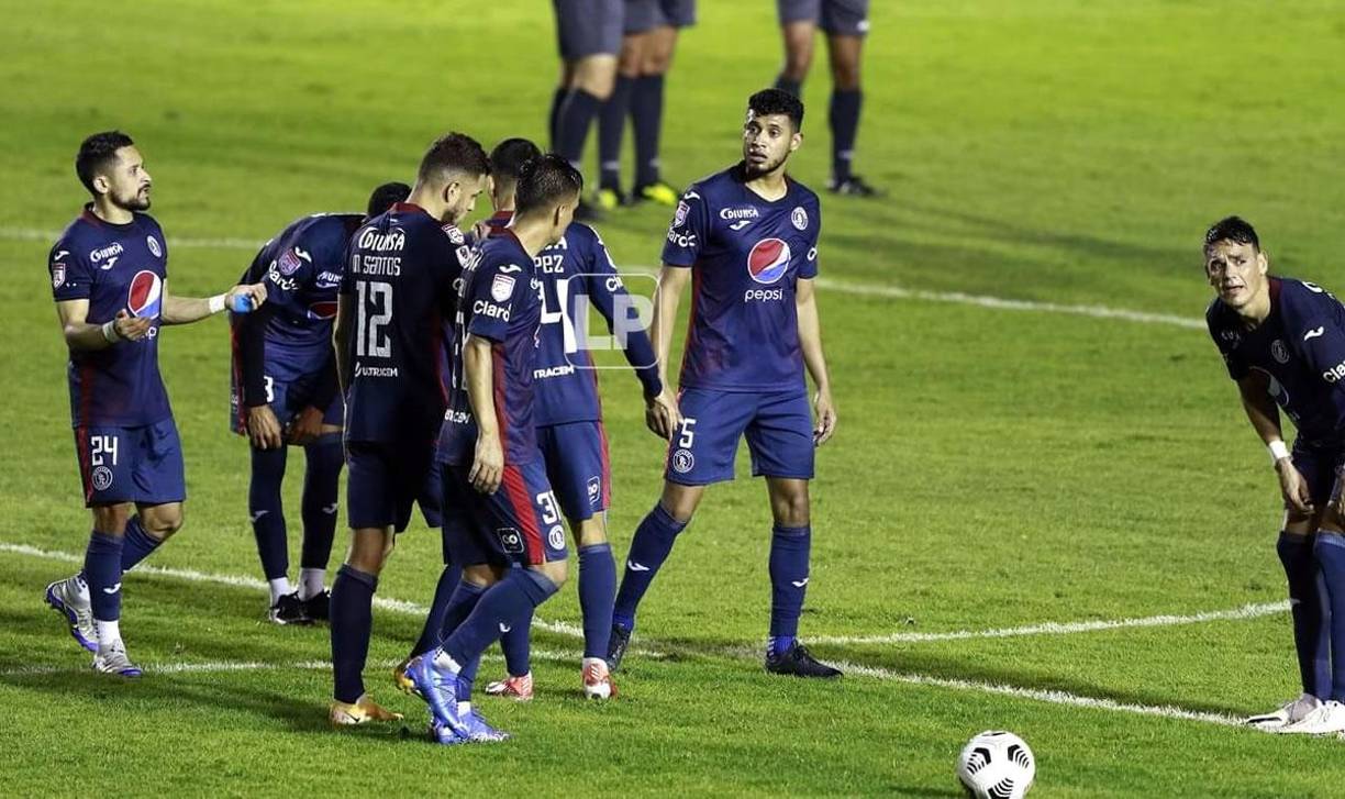 Auzqui le hizo fuertes reclamos a Pereira cuando iban camino al vestuario tras el final del primer tiempo, con el marcador 2-2 en ese momento (terminó perdiendo Motagua 4-2).