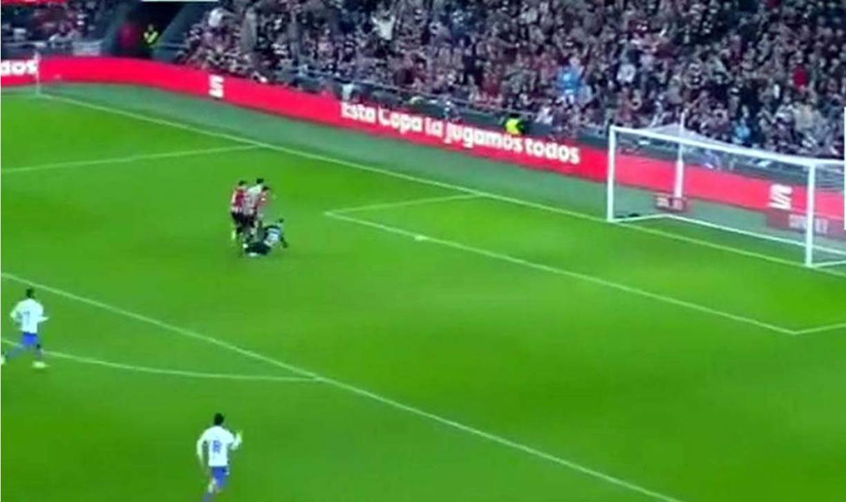 Lamine Yamal tuvo dos grandes ocasiones para marcar y darle el triunfo al Barcelona, pero falló. En este mano a mano mandó el balón afuera.