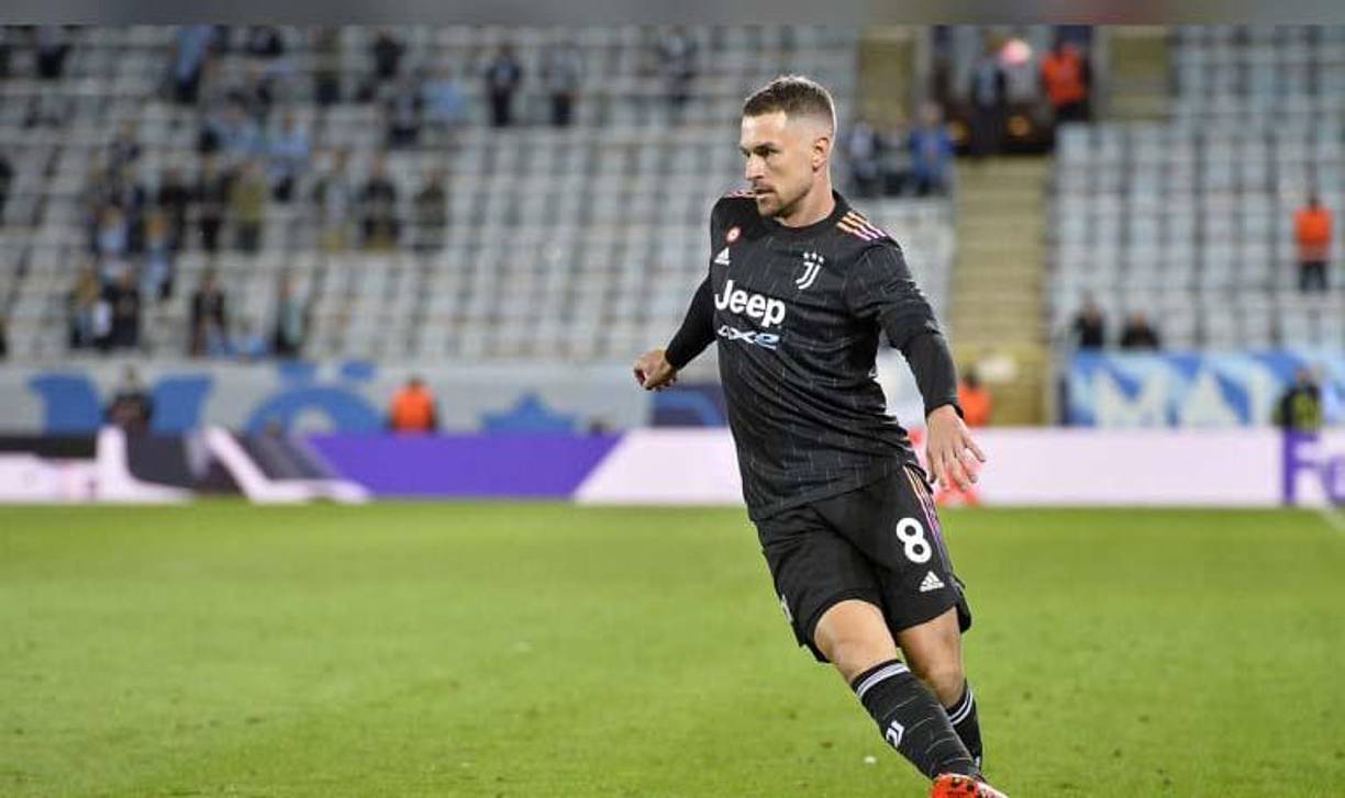 La Juventus quiere deshacerse de los servicios del centrocampista galés Aaron Ramsey debido a su bajo nivel. Medios italianos informan que se irá del equipo en enero del 2022.