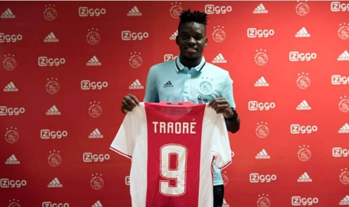 Bertrand Traoré se marcha cedido tres temporadas al Ajax procedente del Chelsea. La joven promesa burkinés se marcha a Holanda a ganar experiencia.