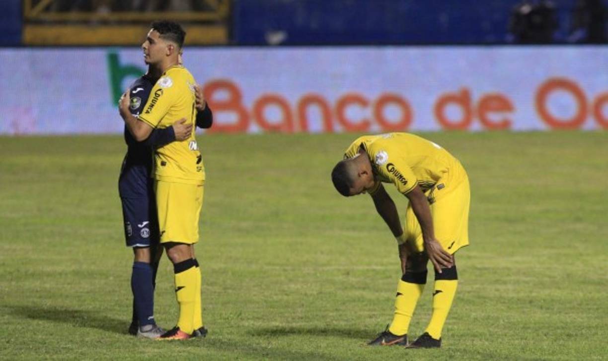 Jugadores del Motagua, como Kevin López, tuvieron un buen gesto con los jugadores del Real España al consolarlos al final del partido. Los aurinegros prácticamente dicen adiós a la pentagonal.