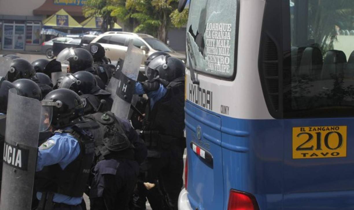 Agentes de policía despejaron las vías que fueron bloqueadas por los transportistas.