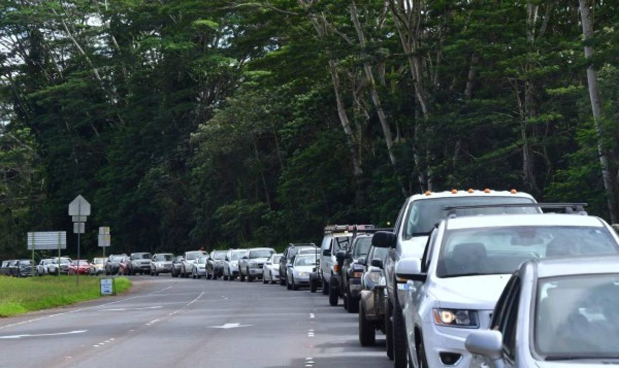 La lava fundida también se podía ver burbujeando a través de grietas en las calles de Leilani Estates y el barrio Lanipuna Gardens, a cuyos residentes se les ordenó evacuar el jueves.