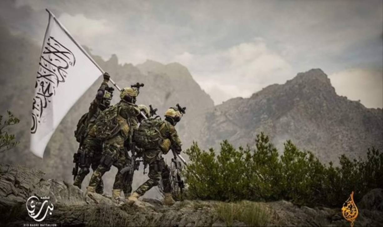 Ellos son los combatientes que se burlaron de EEUU izando su bandera con indumentaria y armamento que robaron al ejército estadounidense tal como lo hicieron los militares de ese país en el monte Suribachi durante la batalla de Iwo Jima en 1945 en la II Guerra Mundial.