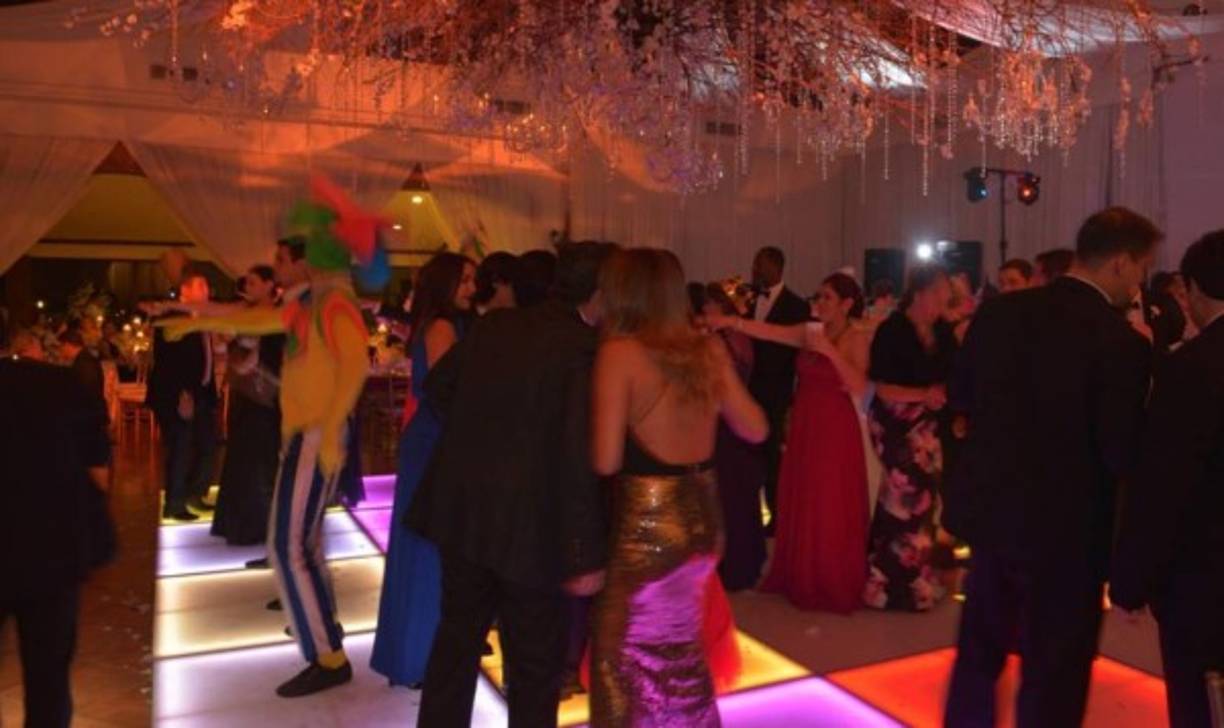 Un grupo de policías encapuchados irrumpieron en la fiesta con una orden de captura girada por la Fiscalía General de la República.