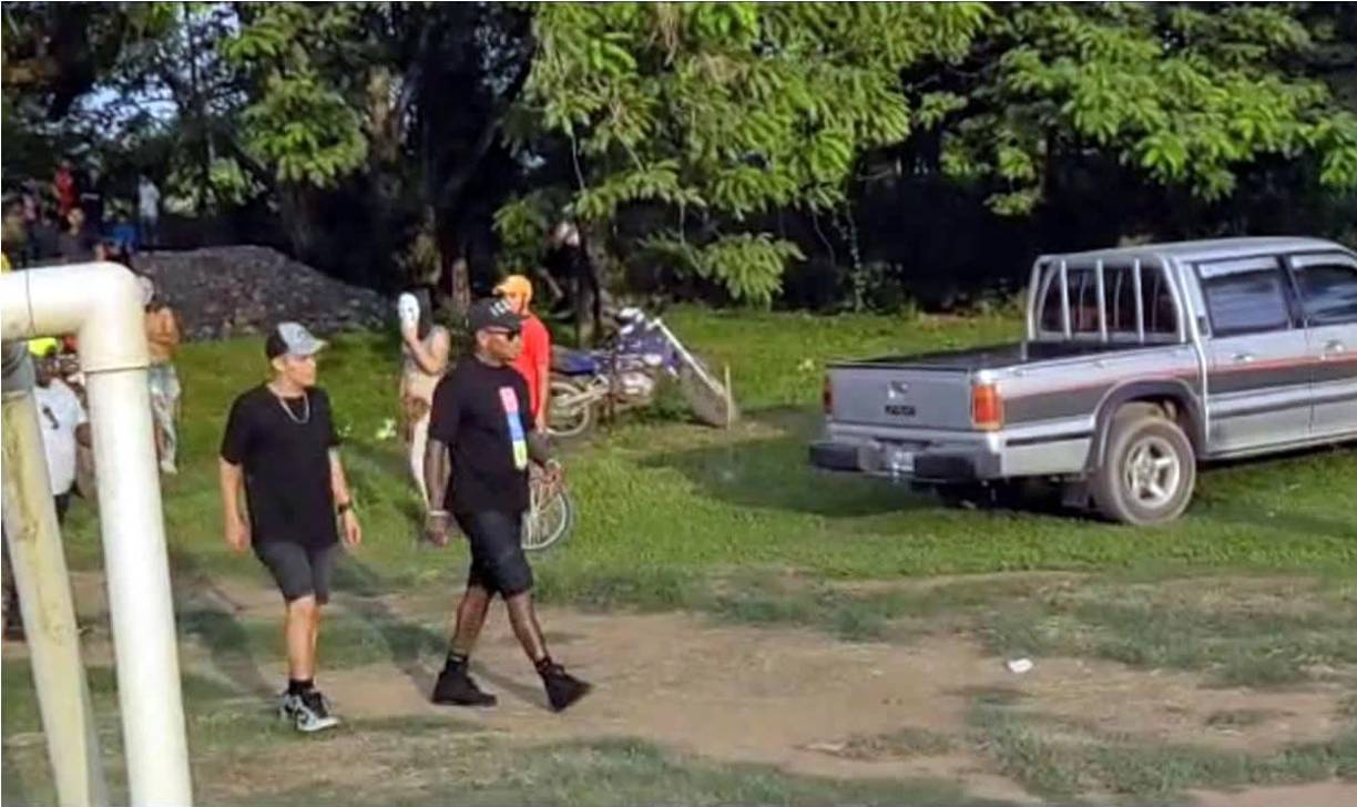 Una vez finalizado el juego, Romell Quioto tuvo que irse rápido del lugar por los graves insultos que le estaban diciendo las personas presentes en el estadio.