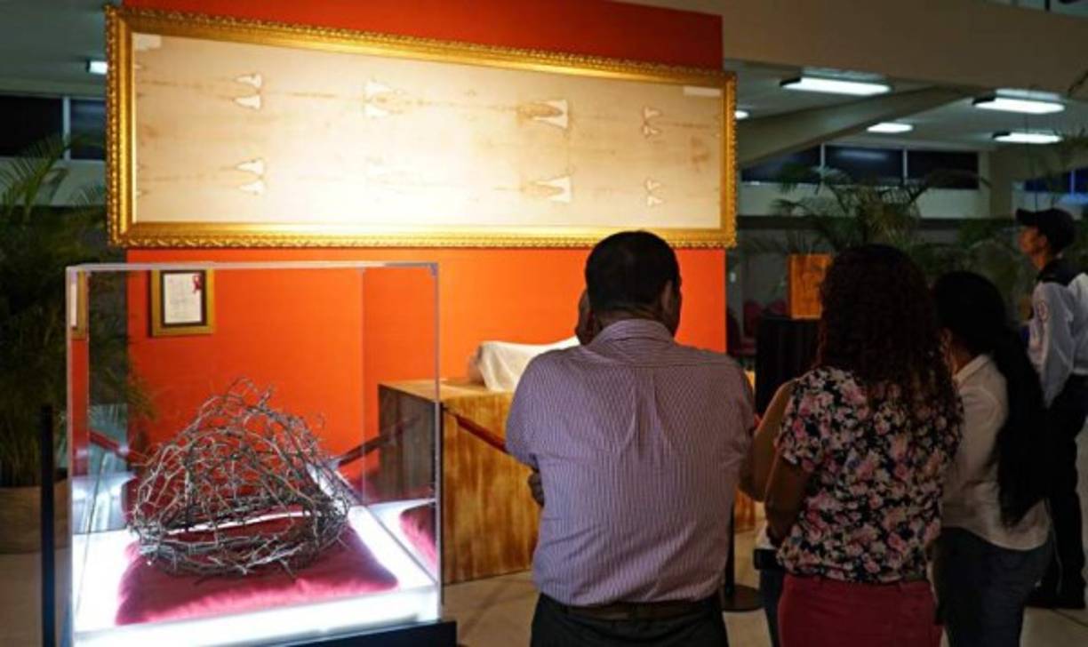 Por segundo día consecutivo, la exhibición de la réplica de la Sá﻿bana Santa ha logrado un lleno total de asistencia en Expocentro, lugar donde es presentada de forma gratuita. Al igual que ayer, hoy el Sudario es presentado de 9:00 am hasta las 7:00 pm. Además, se imparten las conferencias '¿Quién es el hombre de la Sábana?' las cuales están a cargo del matemático italiano Bruno Barberis y del doctor holandés Petrus Soons, quienes tienen décadas de estudiar y exponer acerca del Manto Sagrado.