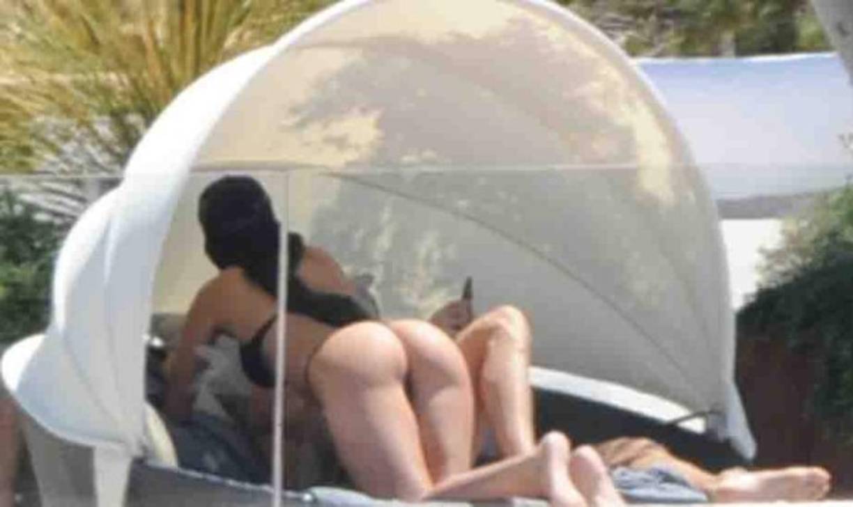 Georgina en una muestra de cariño para el crack del Real Madrid. FOTO TMZ.