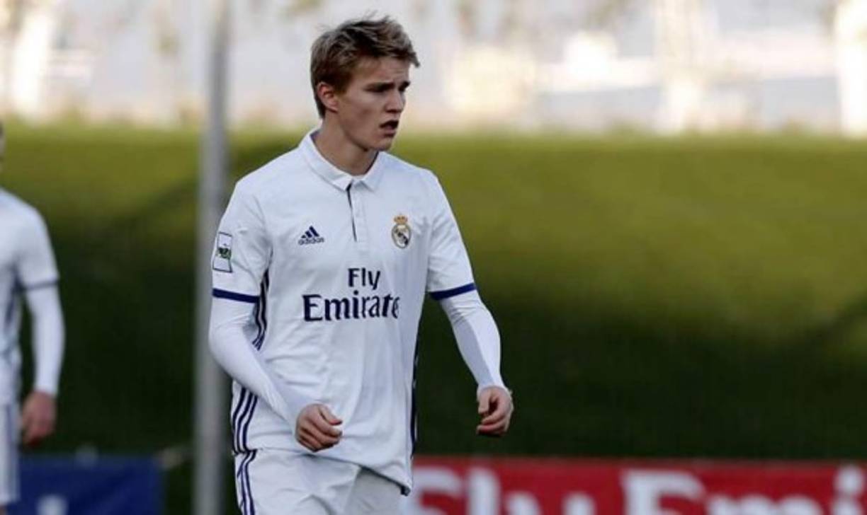 El futuro de Martin Odegaard sigue en el aire. El futbolista está dispuesto a salir del Real Madrid durante el mercado de invierno ya que desea jugar en una división más competitiva que en el Real Madrid Castilla. Lo cierto es que el club merengue tiene varias propuestas de cesión para el futbolista noruego pero en el club esperan que se quede para poder ayudar al filial ya que esta campaña está siendo uno de los jugadores más destacados.