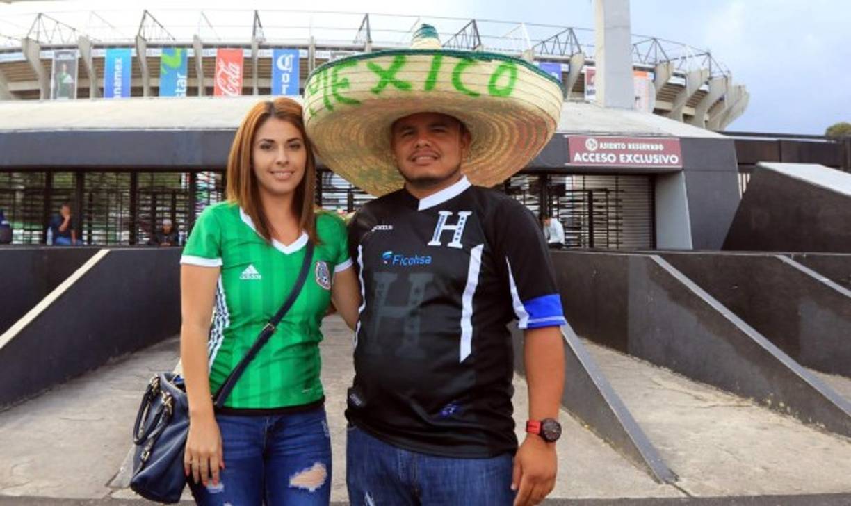 Honduran migrants heading in a caravan to the United States, hold signs reading 'Juticalpa', 'Tegucigalpa' and 'Comayagua', the cities they come from, as they gather at the central park of Ciudad Tecun Uman, Guatemala, in the border with Mexico, on October 19, 2018. - US President Donald Trump threatened on October 18 to send the military to close its southern border if Mexico fails to stem the 'onslaught' of migrants from Central America, in a series of tweets that blamed Democrats ahead of the midterm elections. (Photo by Johan ORDONEZ / AFP)