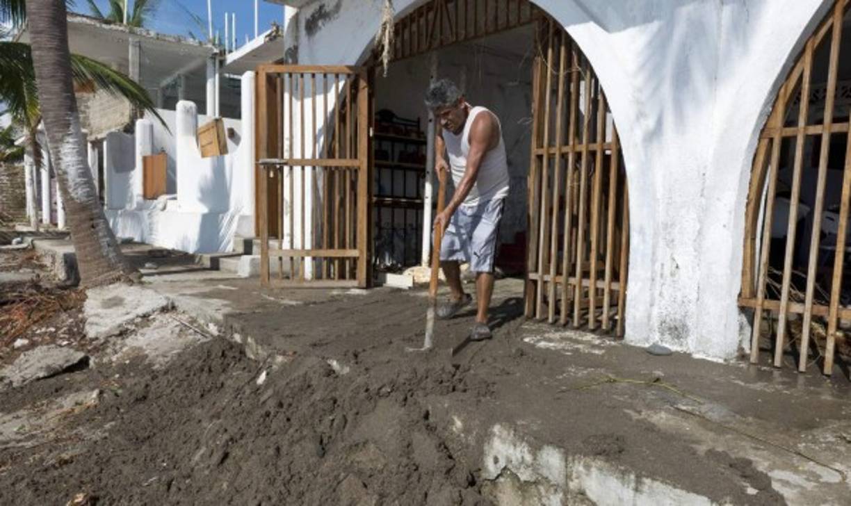 Los habitantes comienzan a limpiar sus vivienda tras el paso de Patricia.