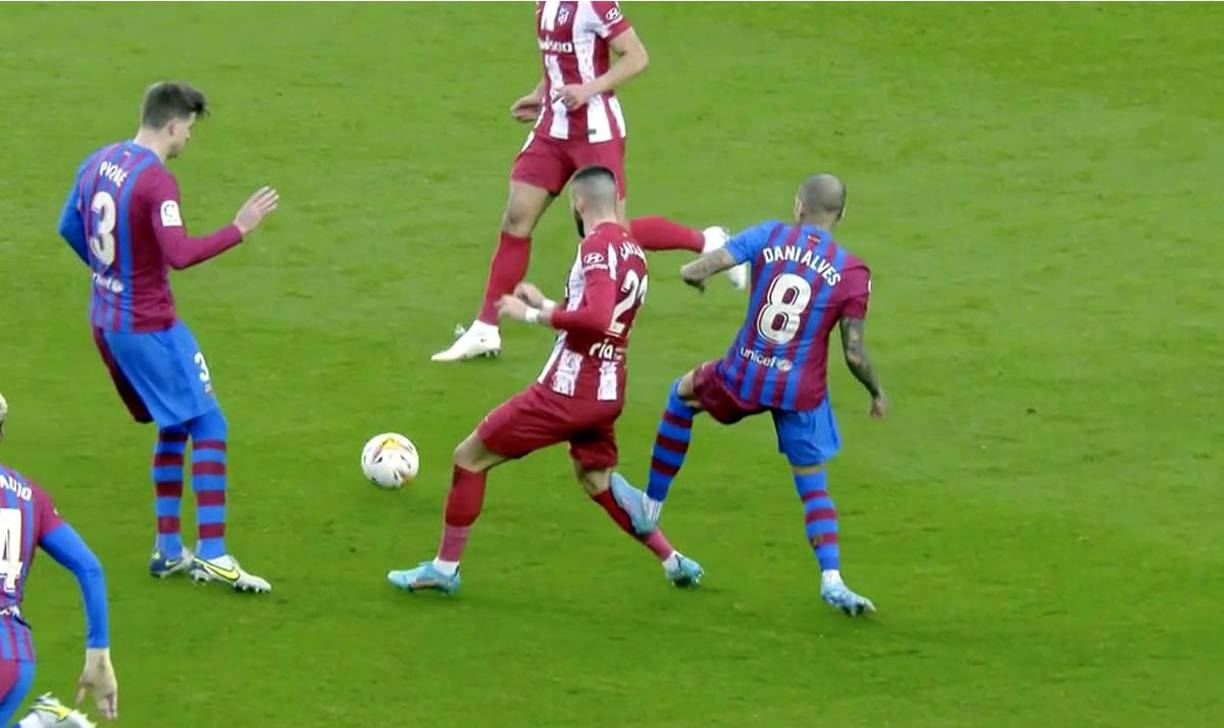 Dani Alves le cometió esta dura falta a Yannick Ferreira Carrasco que le costó la expulsión.