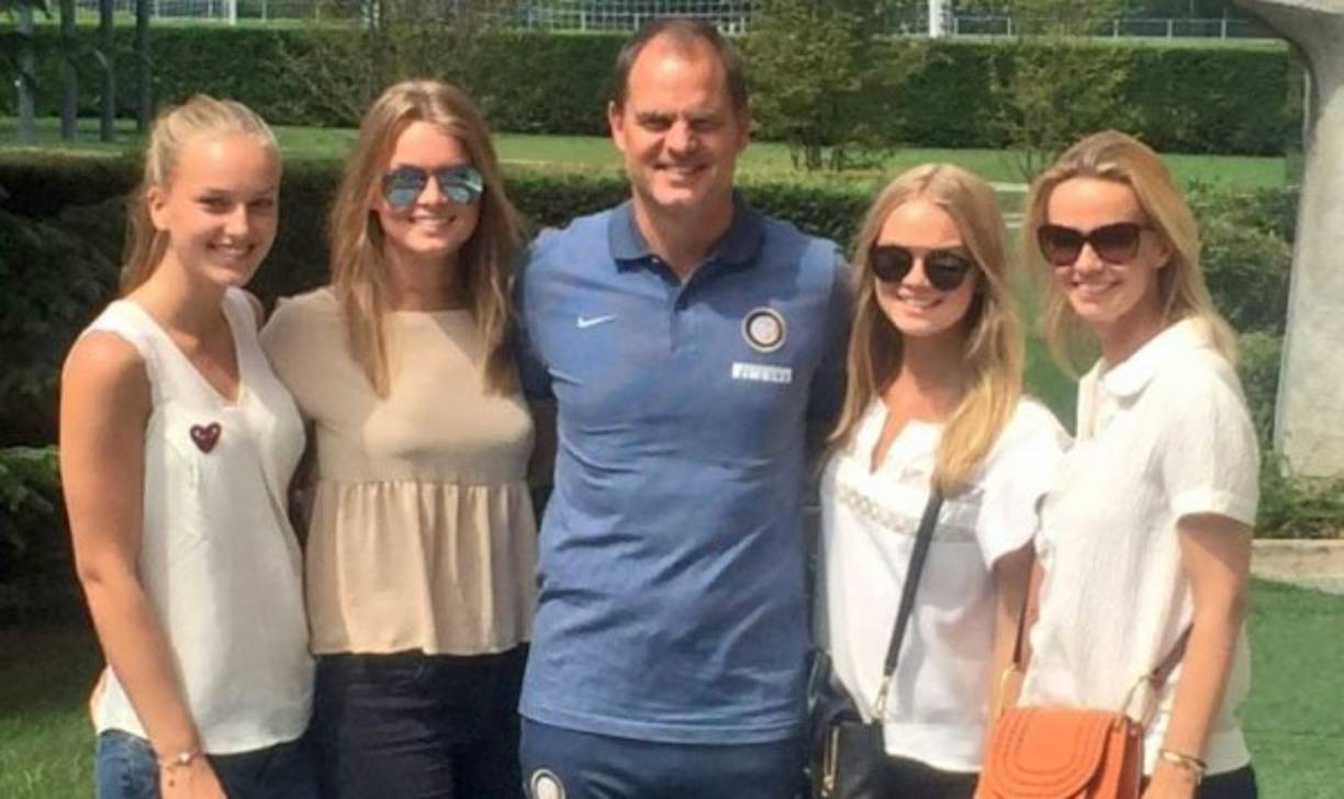 La llegada de Frank de Boer al banquillo del Inter de Milán revolucionó el ‘calcio’, también porque el ex central del Barcelona aterrizó junto a su esposa Helen y sus tres hijas, Romy, de 21 años; Jacky (19) y Beau (17).