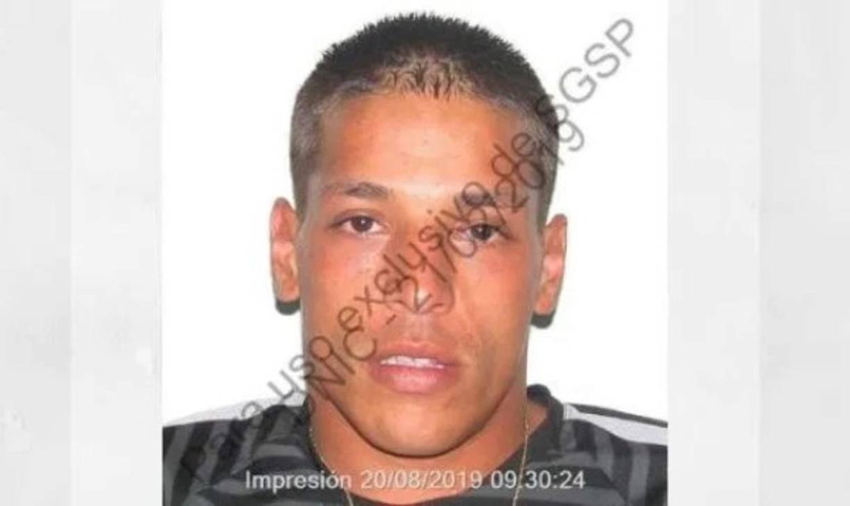 La Policía detuvo a 11 personas, e incautó armas, drogas y dinero luego de un operativo llevado a cabo esta madrugada en el Cerro. 'El Ricardito' se había fugado de la cárcel.