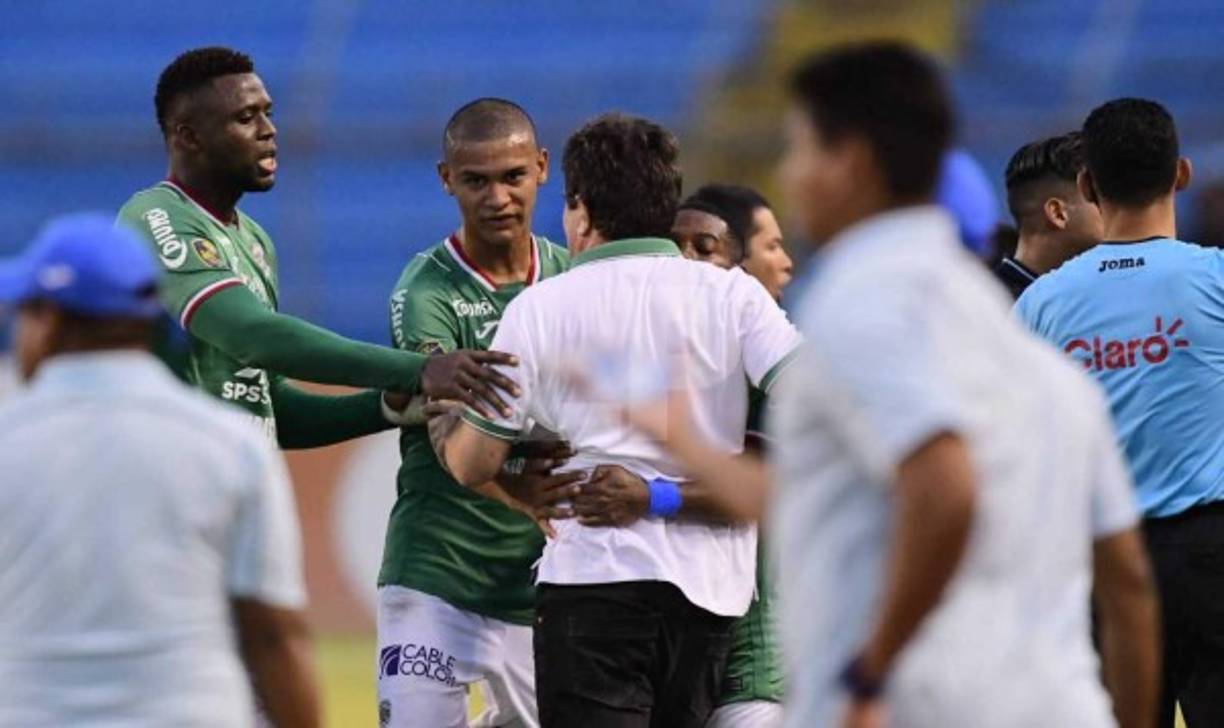 Héctor Vargas fue expulsado por el árbitro Said Martínez en el minuto 94 y tras la roja se le lanzó al central .