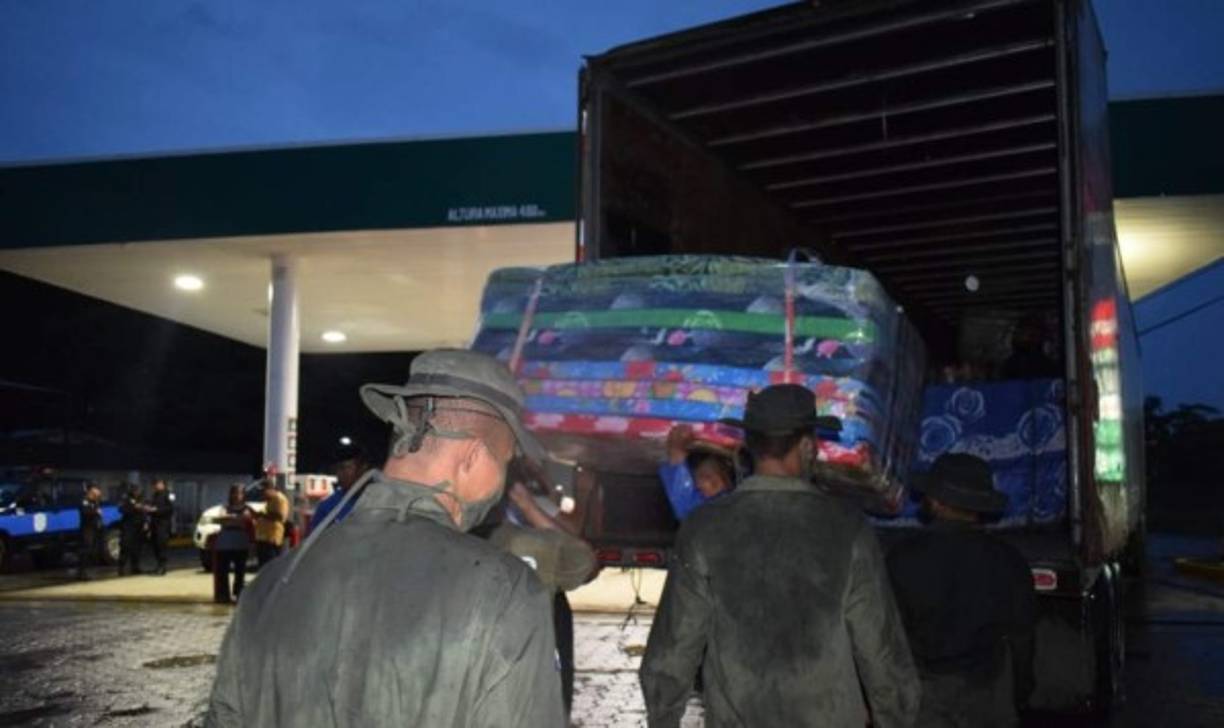 Eta, que se fortaleció durante la noche hasta ser un huracán con vientos máximos sostenidos de 90 millas por hora (150 km/h), avanzaba este lunes por el Caribe hacia Honduras y Nicaragua, donde se espera que toque tierra como un huracán de categoría 'mayor'.