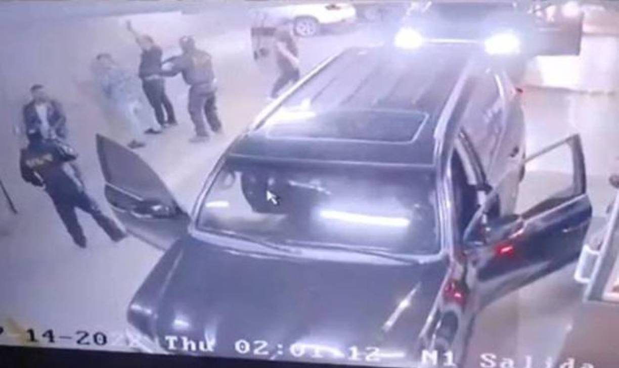 En videos de las cámaras de seguridad se observa que desconocidos que se cubrían con pasamontañas interceptan un vehículo negro en la salida del estacionamiento del edificio y se bajan con armas largas. Cuando el conductor de uno de los vehículos paga por la ventanilla el estacionamiento, los encapuchados lo bajan a él y a su acompañante y los ponen contra la pared apuntándoles. No se ve cuando les disparan.