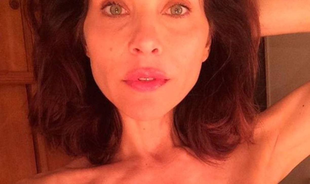 Con esta foto y un mensaje la actriz ha conmovido a quienes la siguen. A la famosa le extirparon sus dos senos, los ovarios y las trompas y ha enfrentado 16 quimioterapias demostrando que es una guerrera de la vida. <br/>