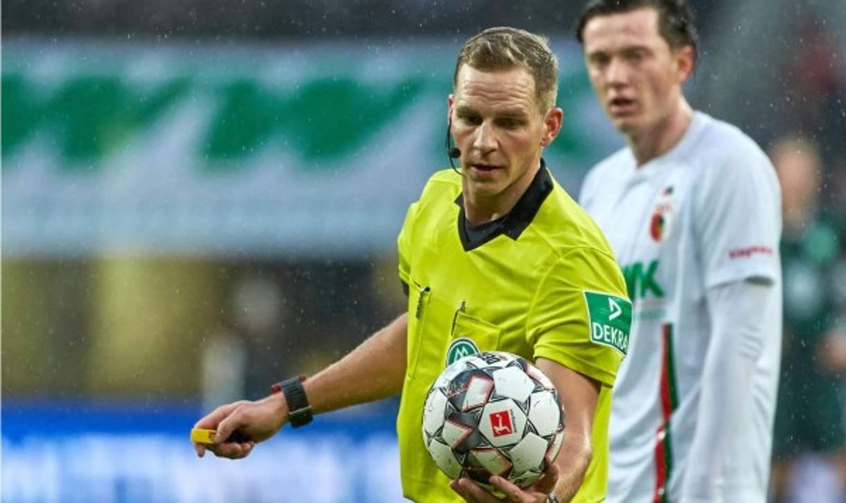 Regla 8 y 9: Balón a tierra (pique)<br/><br/>-Si la jugada se detiene dentro del área de penal y se debe reanudar con un bote, la pelota será 'lanzada al suelo' para el arquero, sin ninguna disputa.<br/><br/>Si la jugada se detiene fuera del área de penal, la pelota será 'lanzada al suelo' para un jugador del equipo que haya tocado el balón por última vez.<br/><br/>En todos los casos, los otros jugadores (de ambos equipos), deben estar a una distancia de al menos 4 metros.<br/><br/>Si la pelota toca 'al árbitro (u otro oficial del partido)' y luego se presentan las siguientes circunstancias: pasar la línea de gol, el equipo que poseía la pelota la pierde o se genera un ataque prometedor del equipo contrario, entonces se otorgará un 'balón a tierra'.