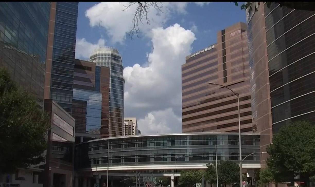 Al Green dijo que el tratamiento de Eduardo no es ninguna carga para los contribuyentes y que él es beneficiado por un programa caritativo del hospital.