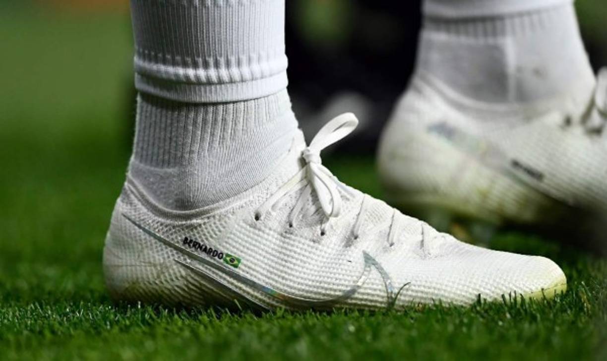 Los tacos que portó Vinicius en el partido contra el Brujas. Llevaban el nombre 'Bernardo' con una bandera de Brasil.