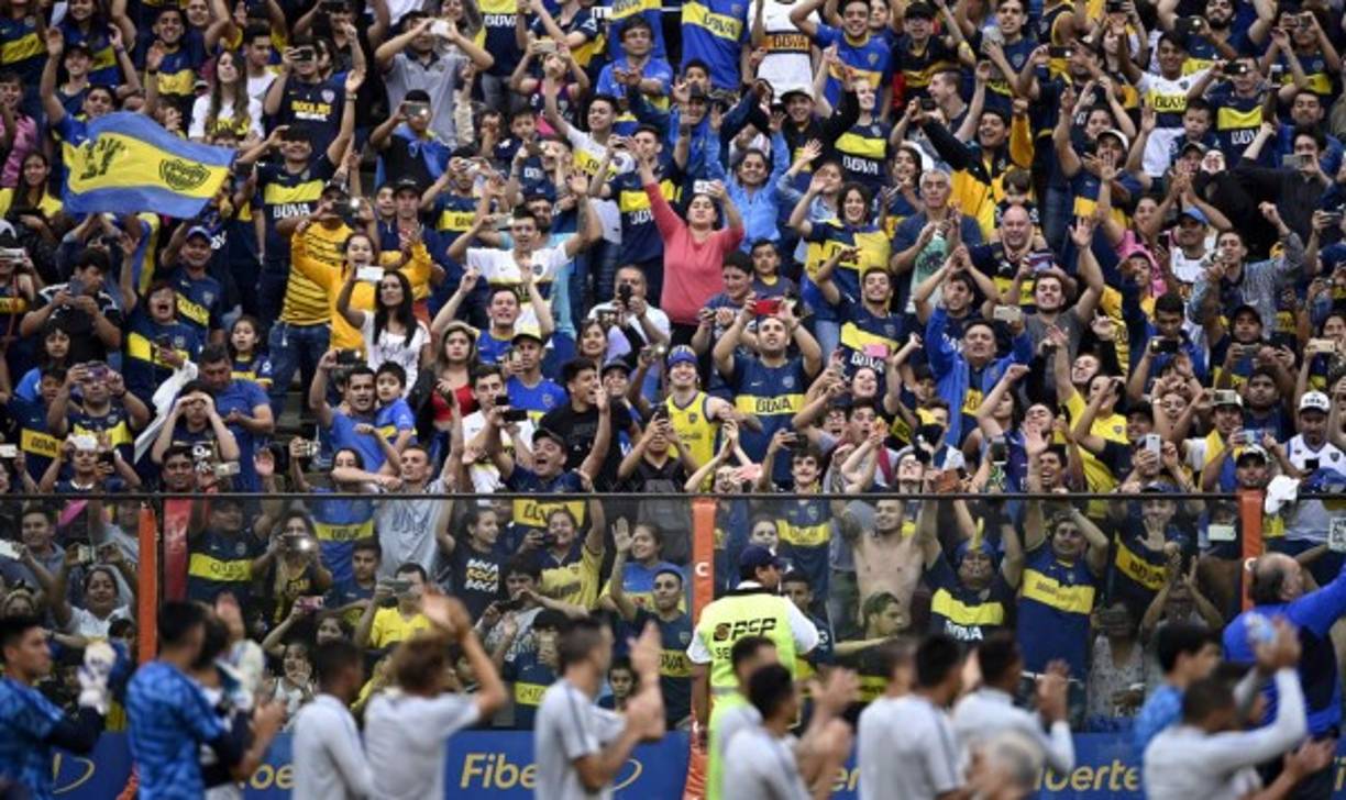 Los aficionados de Boca Juniors alentaron en todo el entrenamiento a los jugadores.