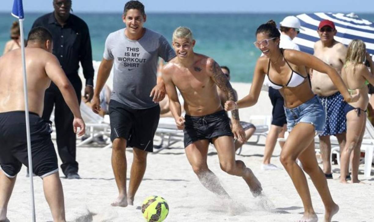 Napoli's Colombian goalkeeper David Ospina (C) is evacuated after sustaining a head injury during the Italian Serie A football match Napoli vs Udinese at the San Paolo stadium in Naples. (Photo by Carlo Hermann / AFP)