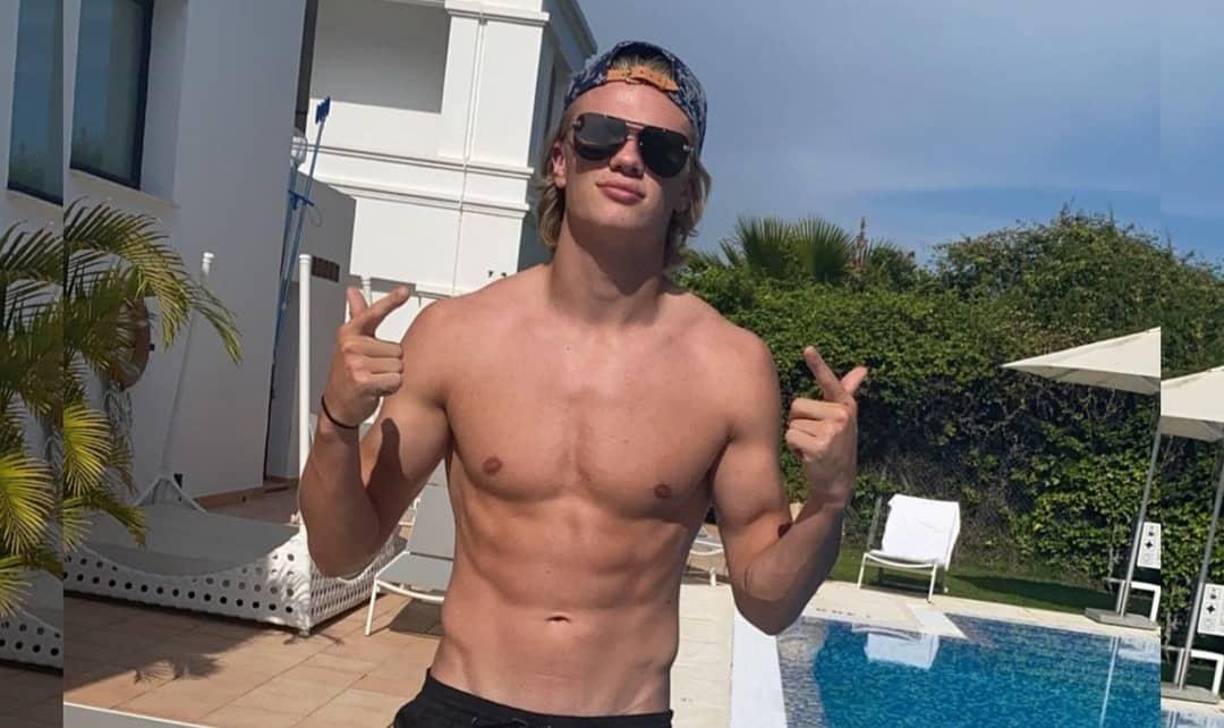 A pesar de que Erling Haaland sigue una dieta estricta, a veces se da el lujo de comerse uno de sus antojos: Una pizza de kebab que preparan en su pueblo natal.