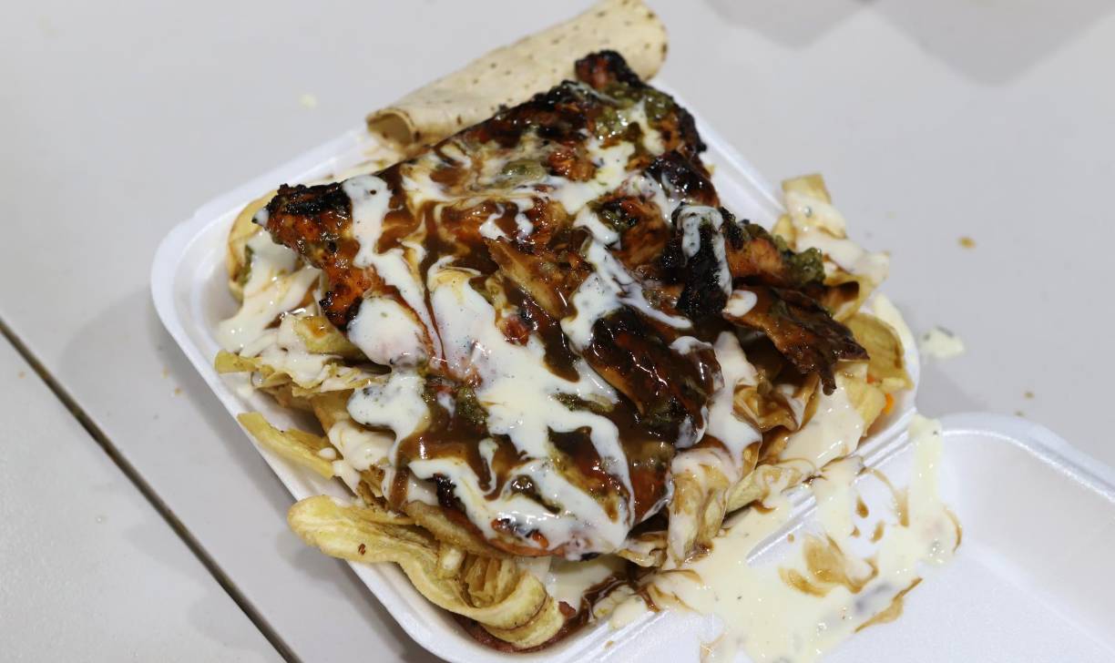 Asados Marlon ofrece carne de res, chuleta de cerdo, pollo y costilla de cerdo por 170 lempiras cada uno. También ofrece cordero importado por 310, filet mignon por 270 y puyazo por 260.