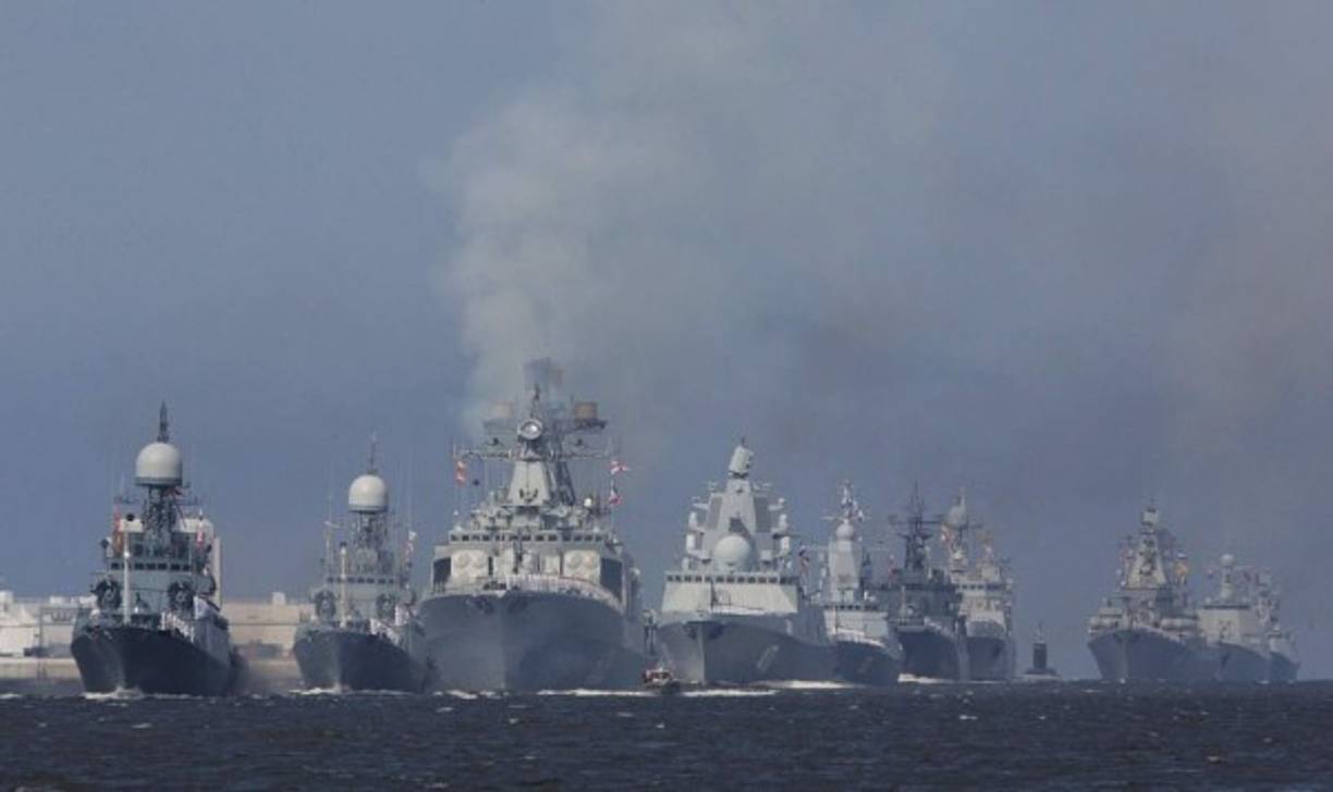 Unos 50 buques de guerra y submarinos participaron en el espectáculo en el río Neva y el golfo de Finlandia, en San Petersburgo, segunda ciudad del país. Se trata de la primera demostración naval de tal escala.