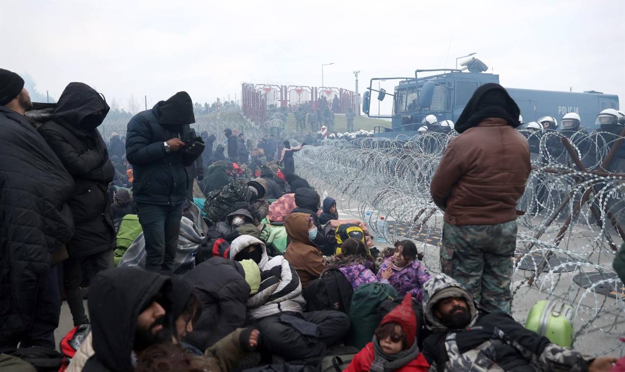 “Estamos aquí, esperando, entre soldados polacos y bielorrusos. No nos dejan ir a ninguna parte”, dijo a la AFP por teléfono Aryan Wali Zellmi, un kurdo iraquí de 25 años.