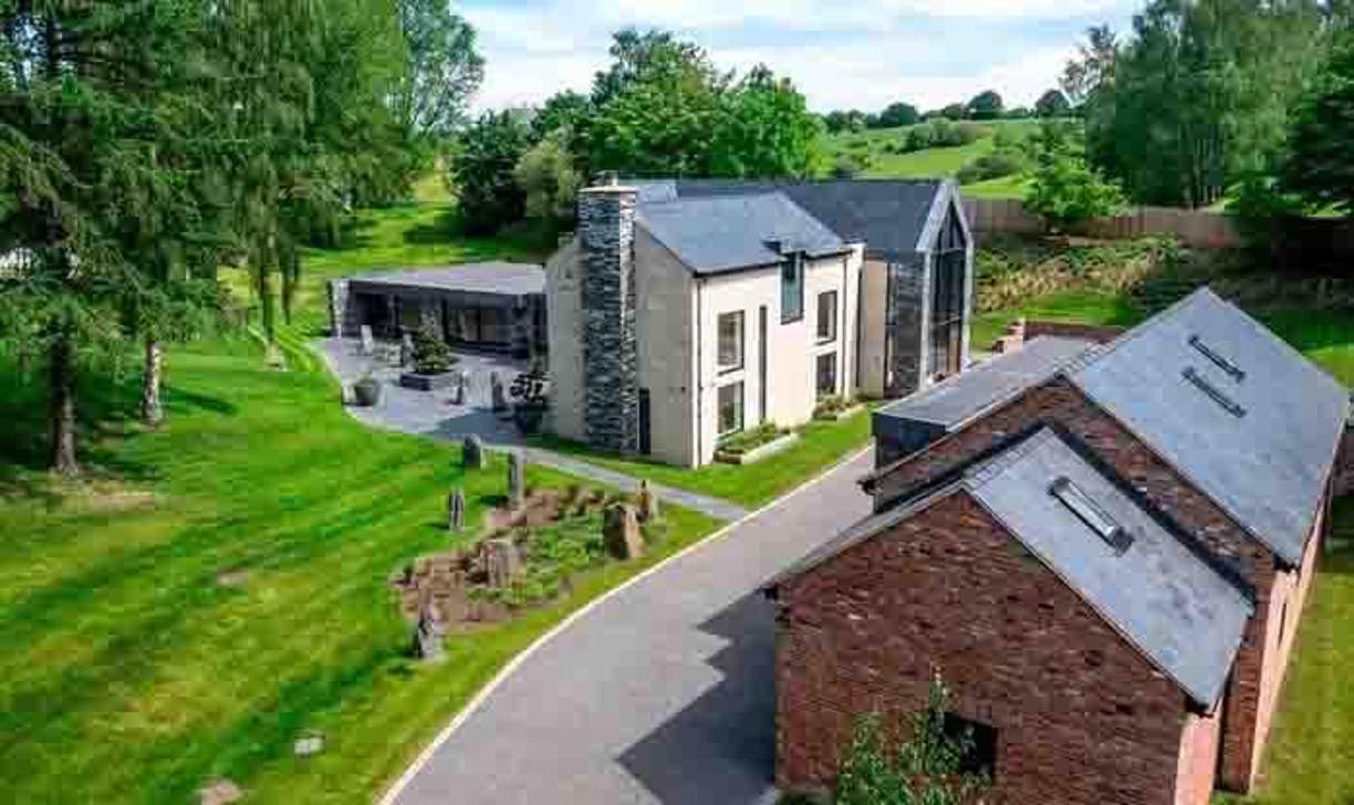 Lo negativo: Además de poseer todos los lujos habidos y por haber, <b> tiene algunos aspectos no tan positivos, como el ruido que hacían los animales alrededor de la finca</b> de la vivienda desde bien temprano. 