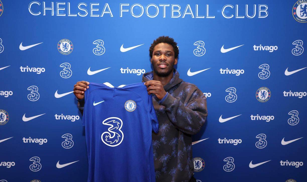El Chelsea completó el fichaje del delantero David Datro Fofana, procedente del Molde noruego, que ha firmado un contrato hasta 2029 con los ‘Blues’, con opción a un año más.
