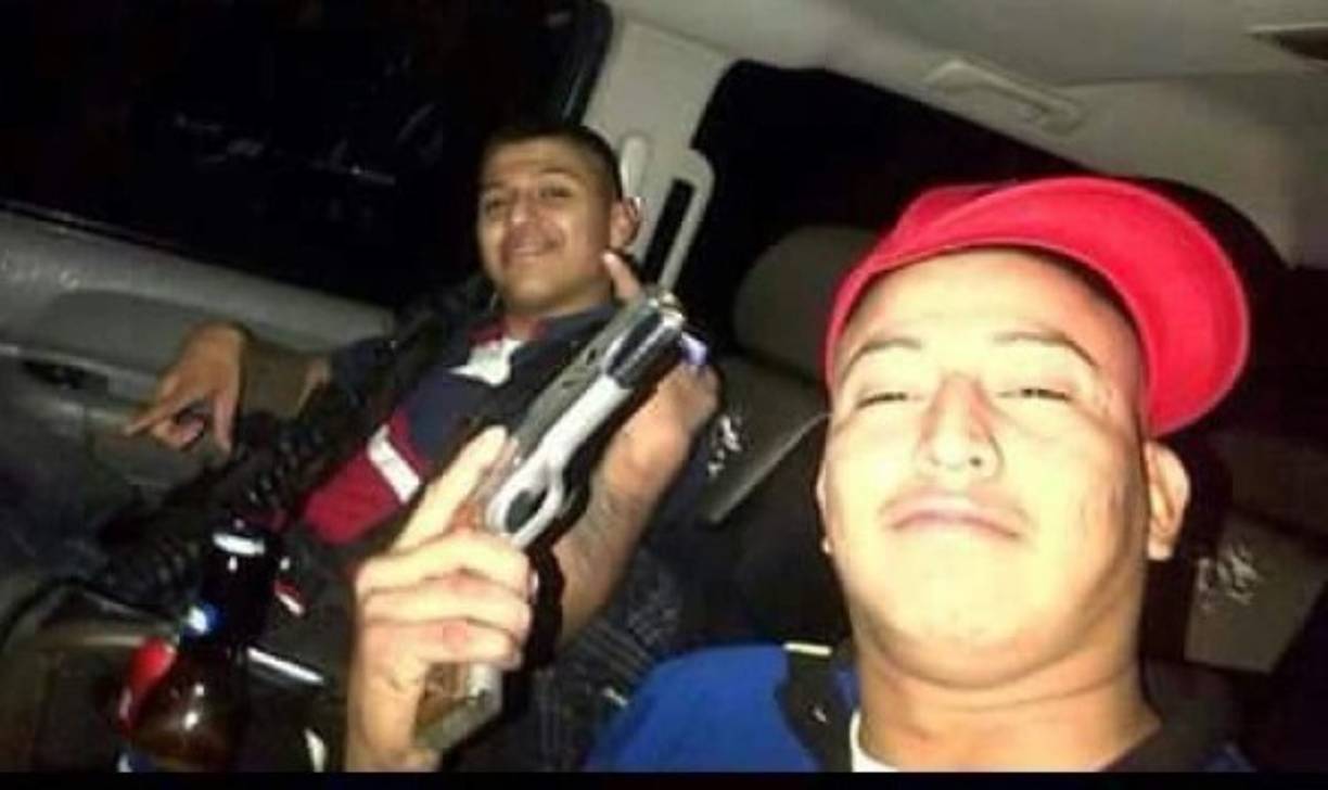 Supuestos miembros del cartel del Golfo han vuelto a desafiar a 'El Chapo' Guzmán con fotografías en el sitio especializado 'El blog del narco'.