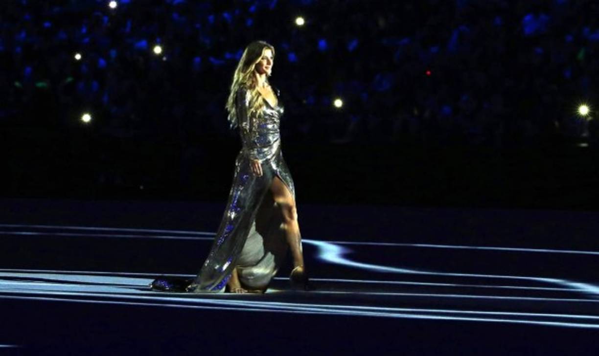 La modelo brasileña Gisele Bündchen desfila en la ceremonia de inauguración de los Juegos Olímpicos 2016.